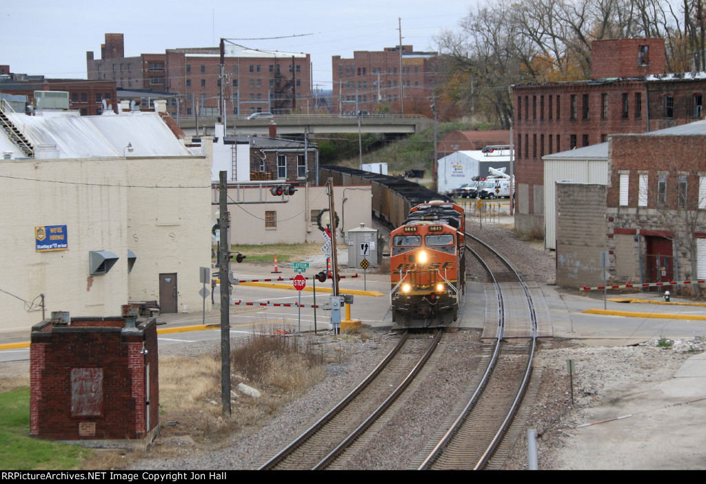 BNSF 6645 rolls across Jefferson St with the coal empties of E-NMANAM